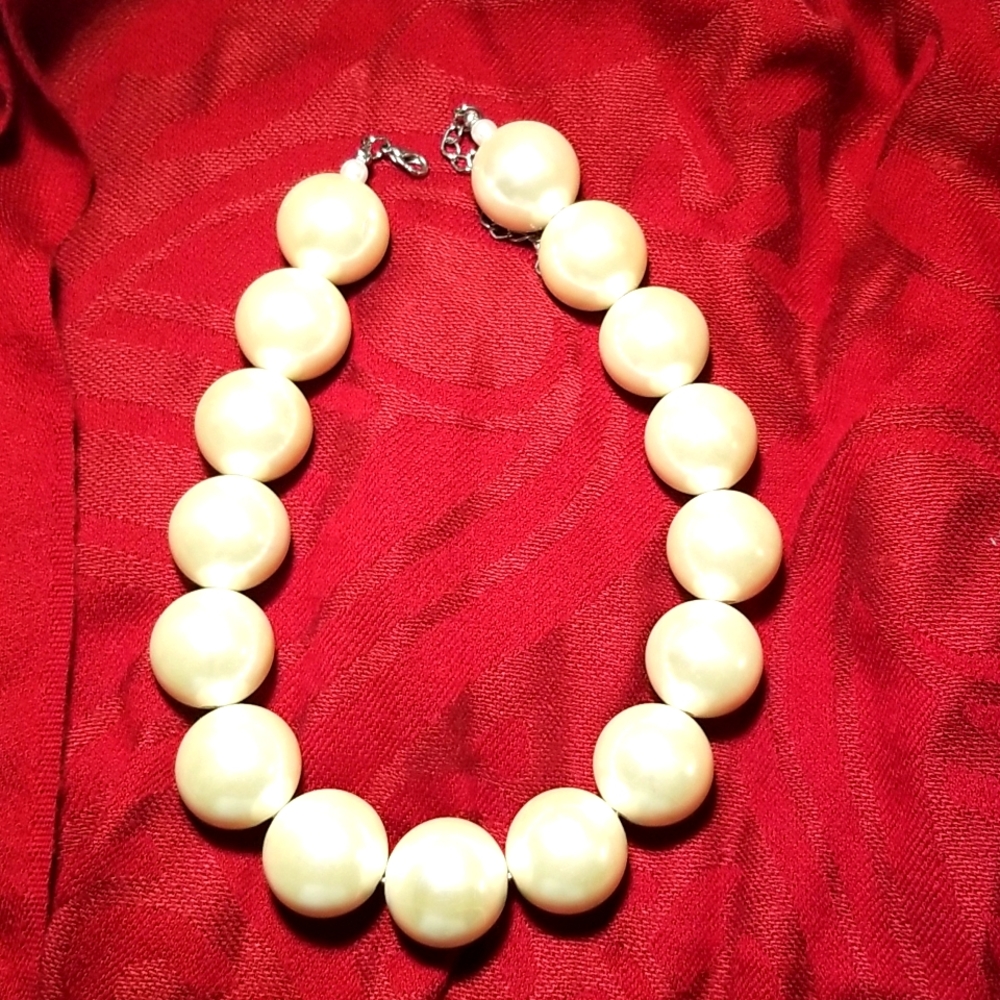 Big pearl choker